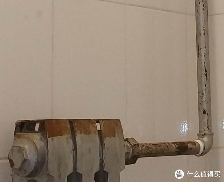 用铁锈转化剂和银浆漆粉刷生锈暖气片